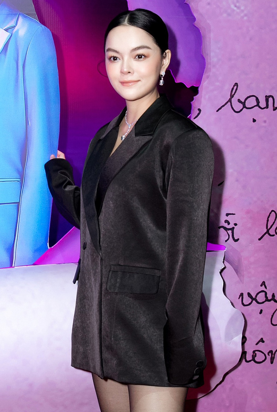 Phạm Quỳnh Anh cũng góp mặt trong phim với vai diễn Vy, có cuộc hôn nhân tưởng chừng như hạnh phúc nhưng lại mang nhiều uất ức. Có mặt tại buổi công chiếu, Phạm Quỳnh Anh diện vest đen dài cùng tất lưới cá tính. Ảnh: ĐPCC