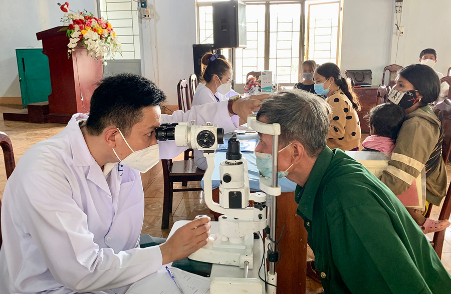 Đội ngũ y-bác sĩ Bệnh viện Mắt Quốc tế Sài Gòn-Gia Lai khám-chữa bệnh, cấp thuốc miễn phí cho người dân xã Ia Hla vào chiều 19-3. Ảnh: Như Nguyện  Đội ngũ y-bác sĩ Bệnh viện Mắt Quốc tế Sài Gòn-Gia Lai khám-chữa bệnh, cấp thuốc miễn phí cho người dân xã Ia Hla chiều 19-3. Ảnh: Như Nguyện