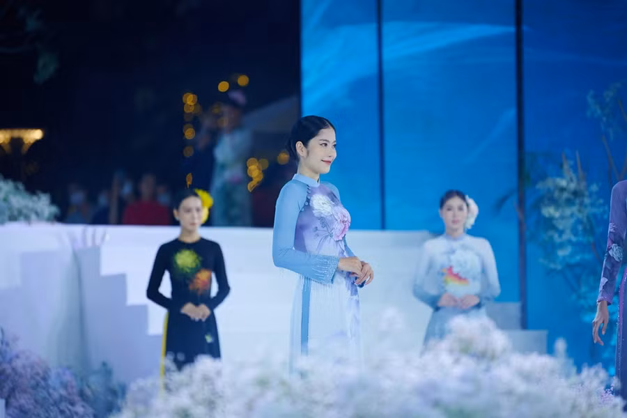 Nam Em trình diễn áo dài vẽ thủ công trên lụa của nghệ nhân Trung Đinh. Ảnh: Mon Trần