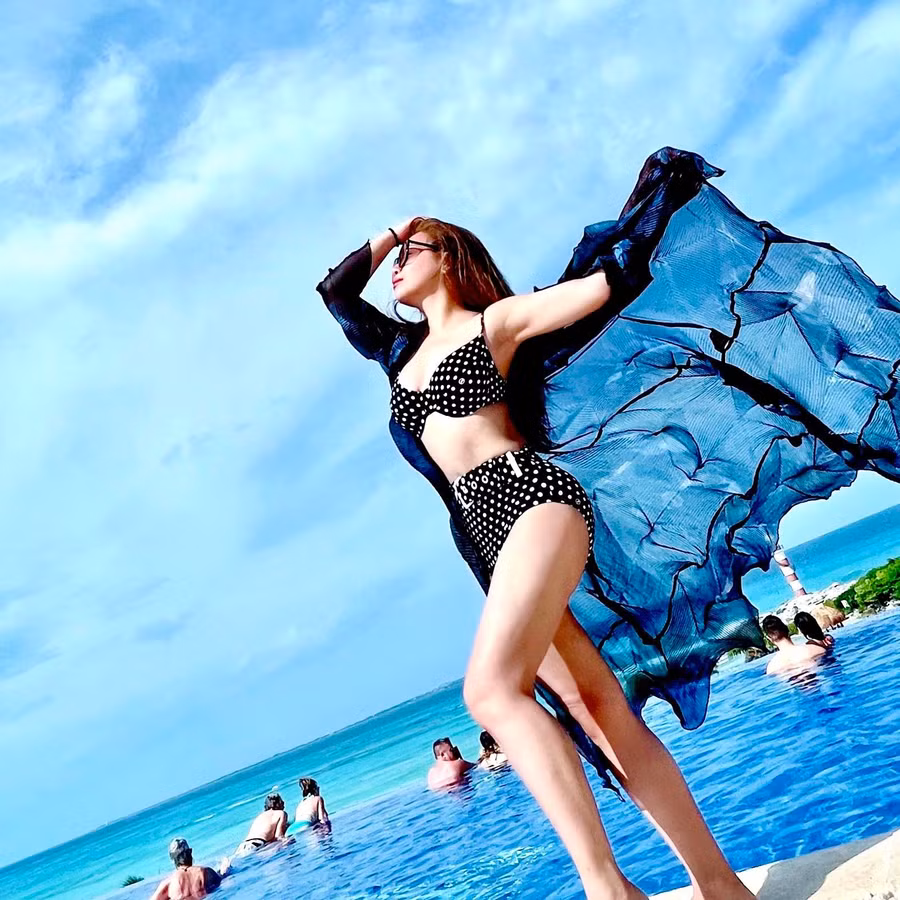 Nữ ca sĩ tự tin thả dáng, khoe sắc vóc nuột nà trong chuyến nghỉ dưỡng. Ảnh: FBNV