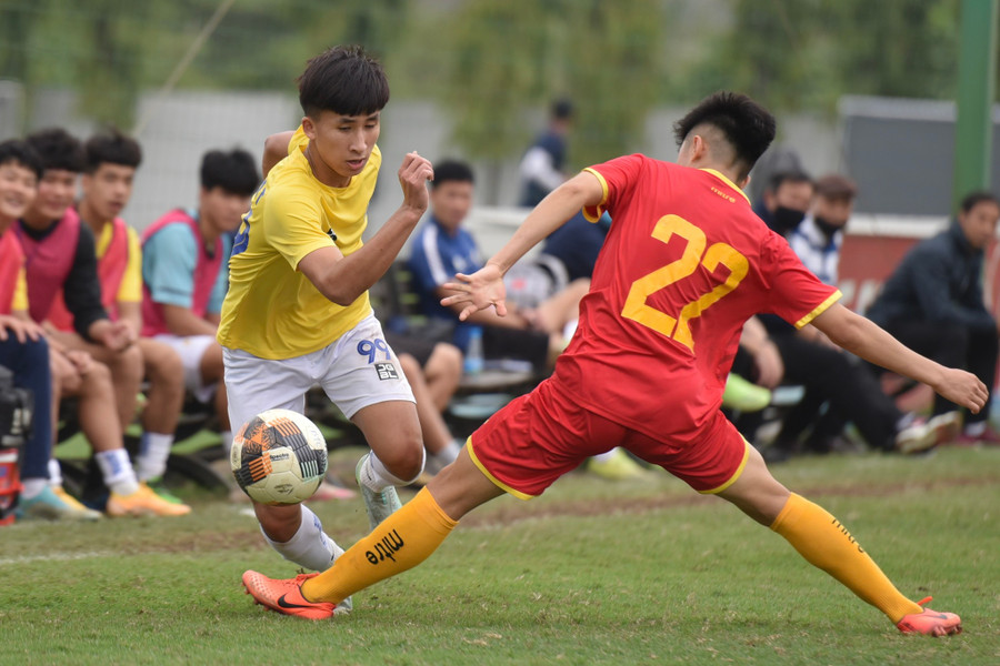 Pha đi bóng của Nguyễn Long Nhật (99) vượt sự truy cản của Lê Minh Hiếu (22, Công an Nhân dân). Ảnh: Minh Hiếu