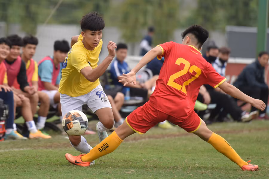 Pha đi bóng của Nguyễn Long Nhật (99) vượt sự truy cản của Lê Minh Hiếu (22, Công an Nhân dân). Ảnh: Minh Hiếu