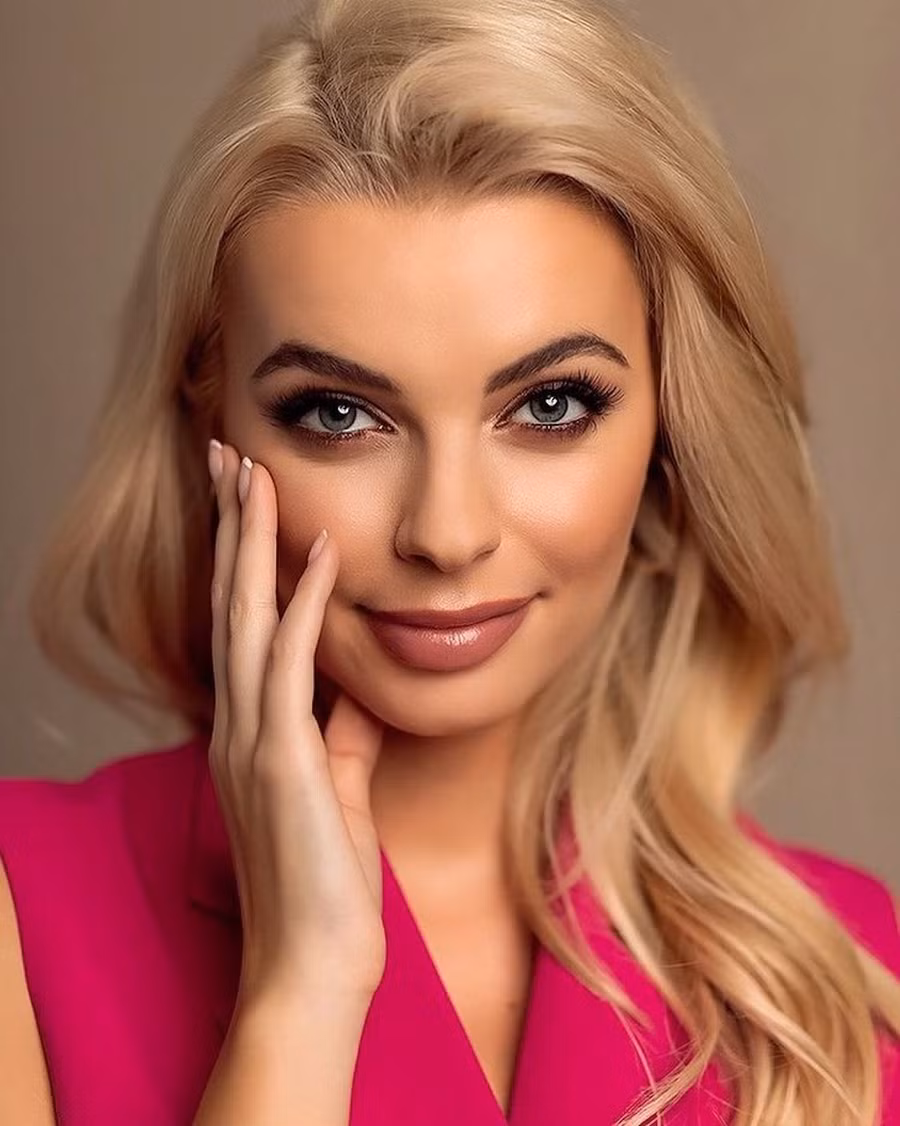 Không chỉ gây thương nhớ với nhan sắc vạn người mê, Karolina còn sở hữu học vấn đáng nể. Cô tốt nghiệp ngành Khoa học Quản lý, Đại học Công nghệ Lodz với thành tích xuất sắc và đang học thạc sĩ Nghiên cứu Kinh doanh tại khoa Kỹ thuật Quốc tế của trường này. Người đẹp cũng có ý định học lên tiến sĩ. Ảnh: Instagram NV