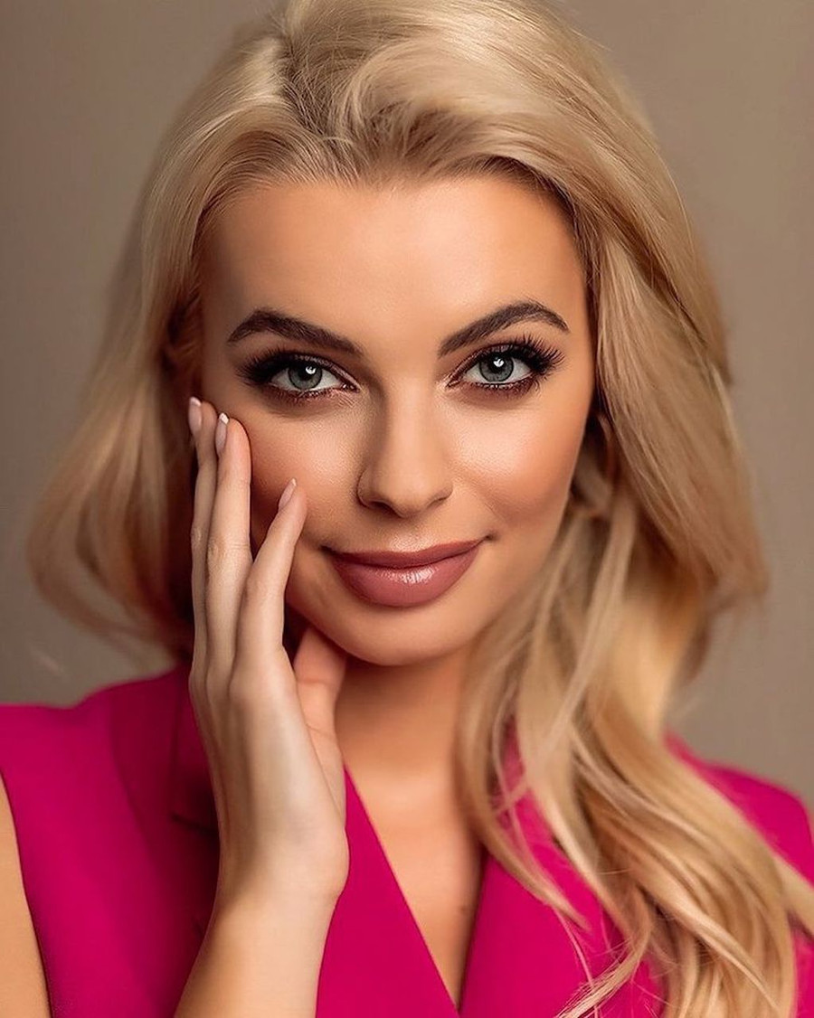 Không chỉ gây thương nhớ với nhan sắc vạn người mê, Karolina còn sở hữu học vấn đáng nể. Cô tốt nghiệp ngành Khoa học Quản lý, Đại học Công nghệ Lodz với thành tích xuất sắc và đang học thạc sĩ Nghiên cứu Kinh doanh tại khoa Kỹ thuật Quốc tế của trường này. Người đẹp cũng có ý định học lên tiến sĩ. Ảnh: Instagram NV