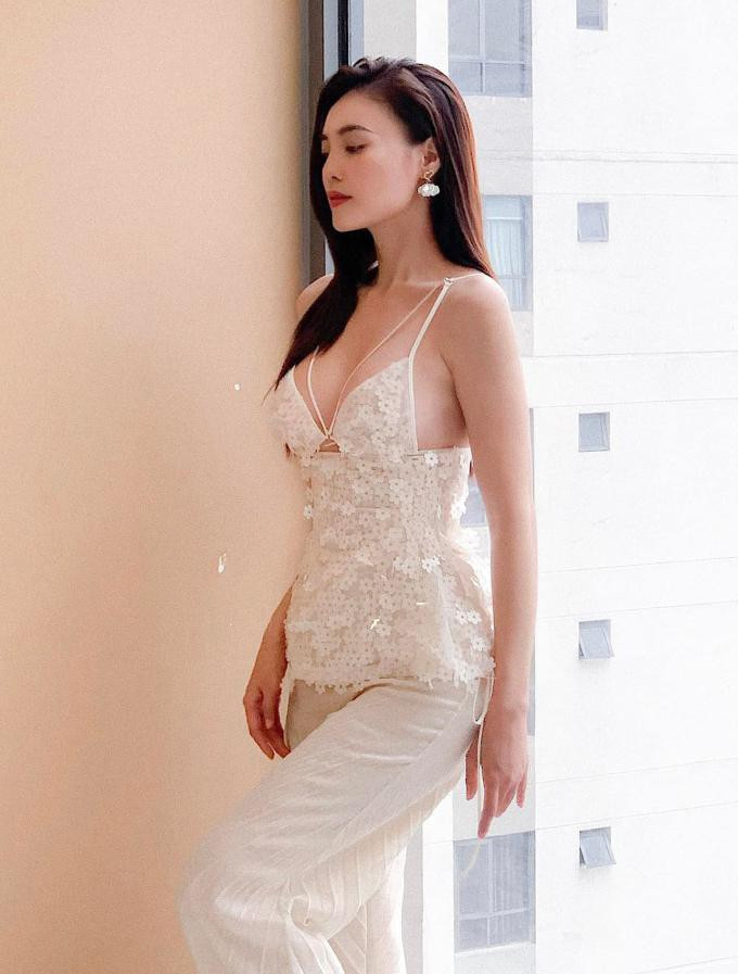 Trang phục này giúp Lan Ngọc trông mảnh mai, khoe được xương quai xanh, vòng một đầy đặn.