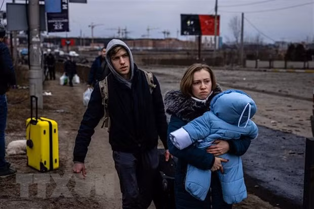 Người dân sơ tán khỏi thành phố Irpin, phía Tây Bắc Kiev, Ukraine ngày 7/3. Ảnh: AFP/TTXVN