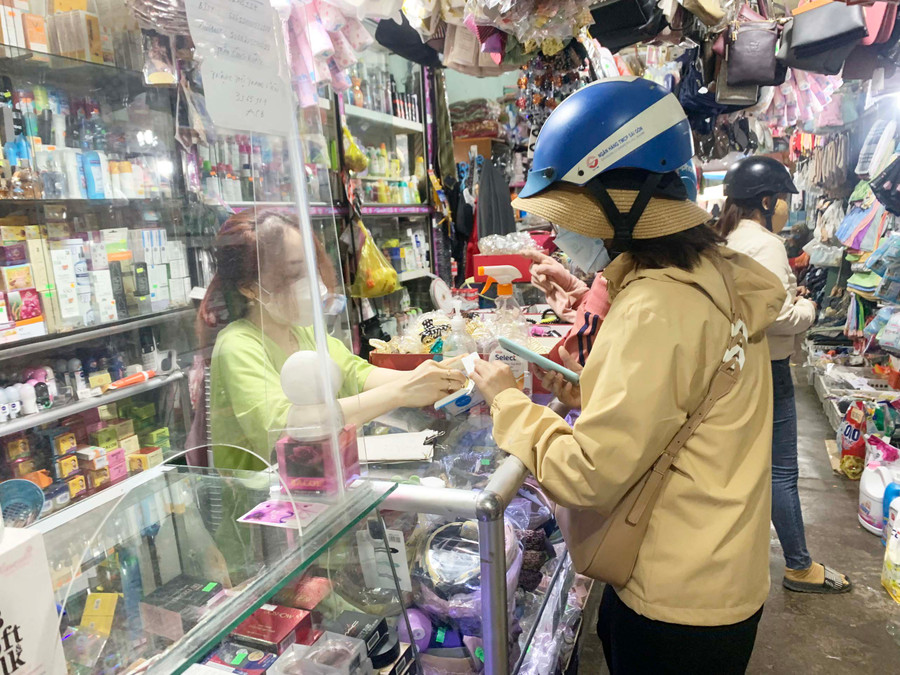 Khách hàng tới shop mỹ phẩm Liên Lan (18 Võ Thị Sáu, thị xã Ayun Pa) tìm mua các loại mỹ phẩm uy tín tặng người thân trong gia đình. Ảnh: Vũ Chi