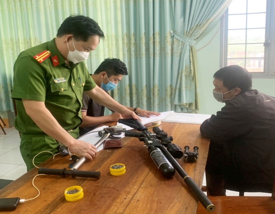 Lực lượng Công an đấu tranh với đối tượng mua bán vũ khí qua mạng xã hội. Ảnh: Thanh Hoàng Lực lượng Công an đấu tranh với đối tượng mua bán vũ khí qua mạng xã hội. Ảnh: Thanh Hoàng