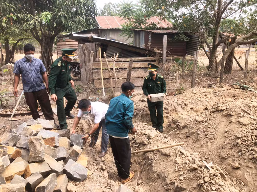 Cán bộ, chiến sĩ Đồn Biên phòng Ia Púch giúp gia đình bà Kpuih Phian (làng Goòng, xã Ia Púch, huyện Chư Prông) xây nhà mới. Ảnh: Thiên Thanh