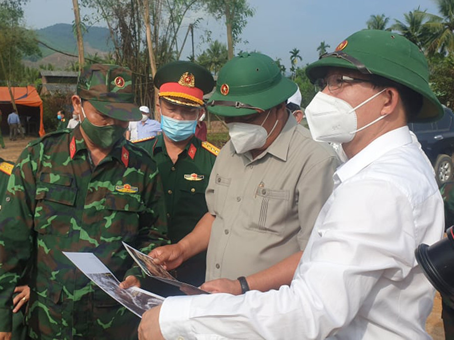 Lãnh đạo Tỉnh ủy Bình Định xem các di vật được phát hiện tại gò Mít. Ảnh: Bảo Thoa Lãnh đạo Tỉnh ủy Bình Định xem các di vật được phát hiện tại gò Mít. Ảnh: Bảo Thoa