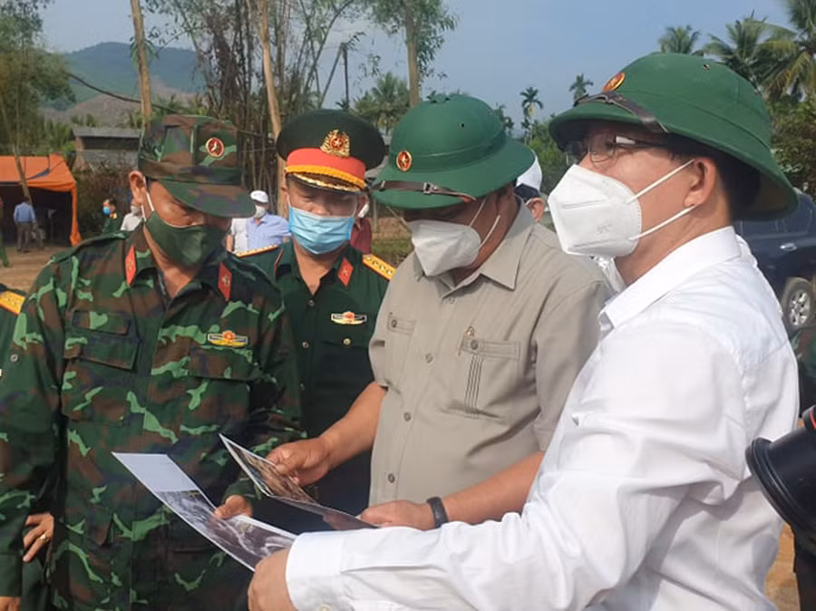 Lãnh đạo Tỉnh ủy Bình Định xem các di vật được phát hiện tại gò Mít. Ảnh: Bảo Thoa