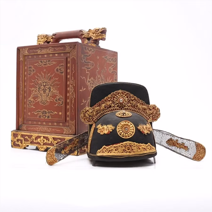 Mũ quan triều Nguyễn và hộp đựng mũ đang trên đường về Việt Nam. Ảnh: Tường Minh