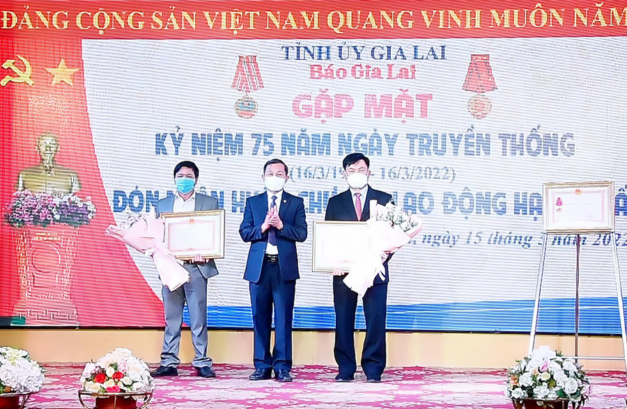 Dịp này, Tổng Biên tập Báo Gia Lai Huỳnh Kiên (bìa phải) và tập thể Phòng Thư ký Tòa soạn được nhận bằng khen của Thủ tướng Chính phủ. Ảnh: Đức Thụy Dịp này, Tổng Biên tập Báo Gia Lai Huỳnh Kiên và tập thể Phòng Thư ký Tòa soạn được nhận bằng khen của Thủ tướng Chính phủ. Ảnh: Đức Thụy