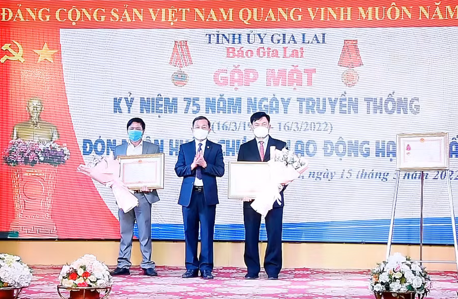 Dịp này, Tổng Biên tập Báo Gia Lai Huỳnh Kiên và tập thể Phòng Thư ký Tòa soạn được nhận bằng khen của Thủ tướng Chính phủ. Ảnh: Đức Thụy