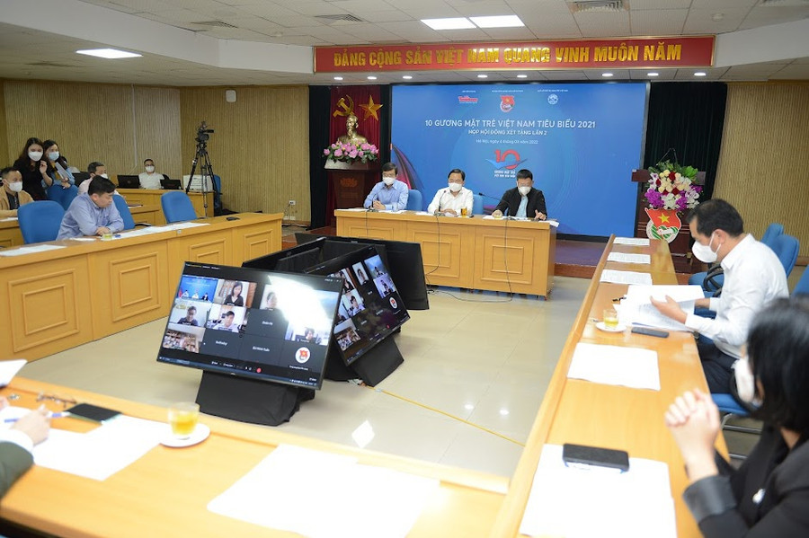 Các thành viên Hội đồng họp xét tặng giải thưởng Gương mặt trẻ Việt Nam tiêu biểu năm 2021. Ảnh: Dương Triều