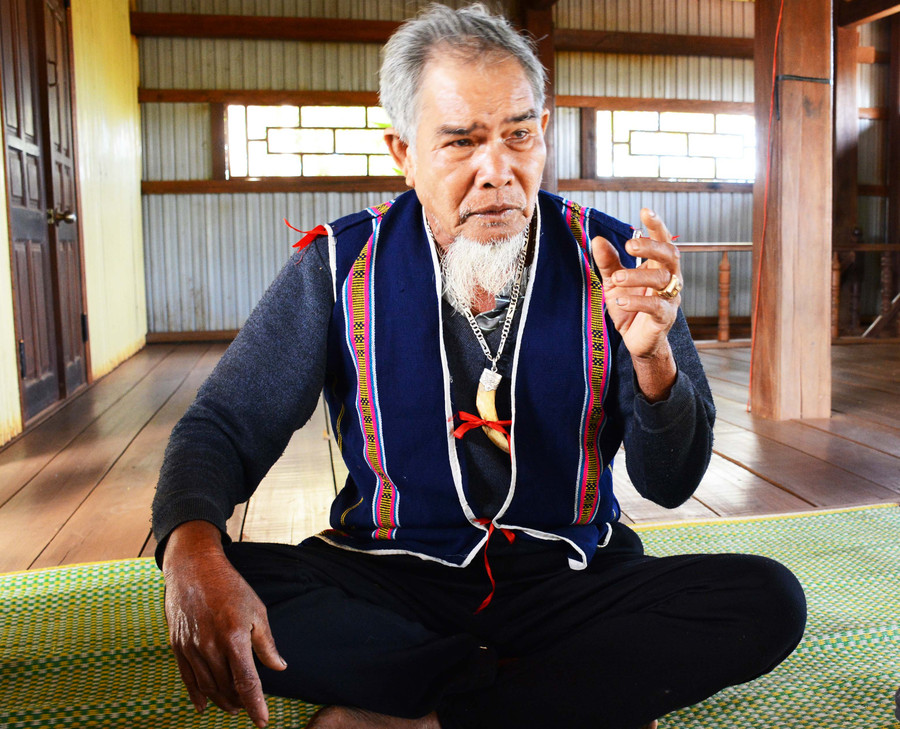 Đã bước qua tuổi 72 nhưng ông Ksor Luih vẫn còn nhớ rất rõ từng trận đánh truy quét FULRO. Ảnh: Minh Nguyễn