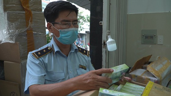 Hàng hóa tại kho được cán bộ quản lý thị trường TPHCM kiểm tra