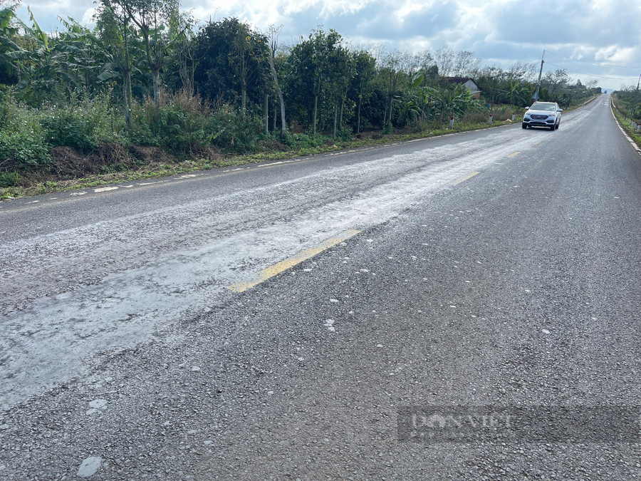 Đơn vị thi công đã phủ một lớp đá mi ở trên mặt đường. Ảnh: N.G