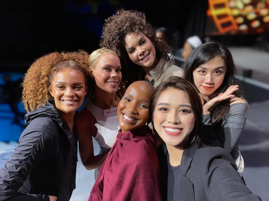 Đỗ Thị Hà chụp ảnh cùng các thí sinh trước thềm chung kết. Ảnh: FBNV