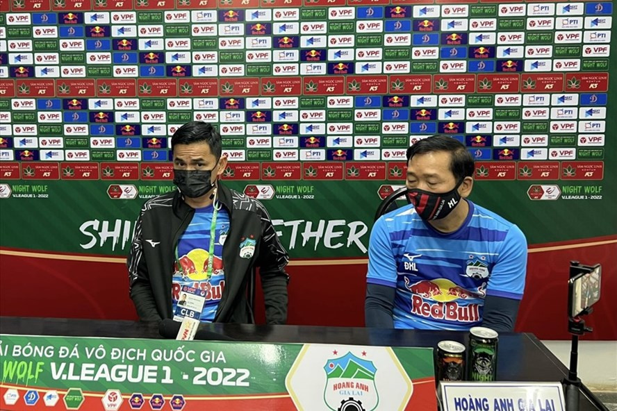 Huấn luyện viên Kiatisak tiếc nuối khi Hoàng Anh Gia Lai đánh rơi 3 điểm trên sân nhà. Ảnh: Minh Hiếu