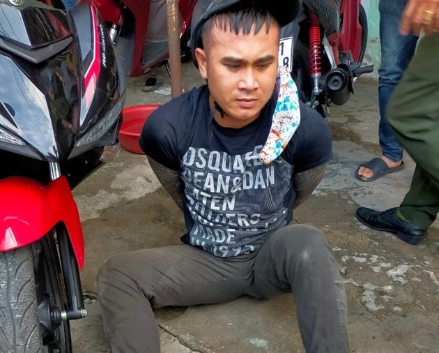 Ngân bị bắt khi thực hiện hành vi cướp giật giây chuyền của một người phụ nữ