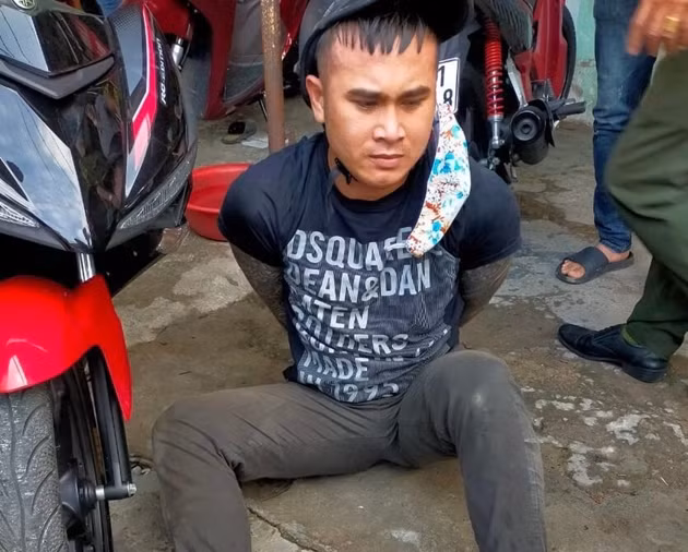 Ngân bị bắt khi thực hiện hành vi cướp giật giây chuyền của một người phụ nữ