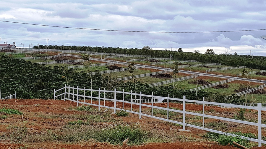 Việc hiến đất làm đường, phân lô tách thửa xảy ra tràn lan thời gian qua. Ảnh: G.B