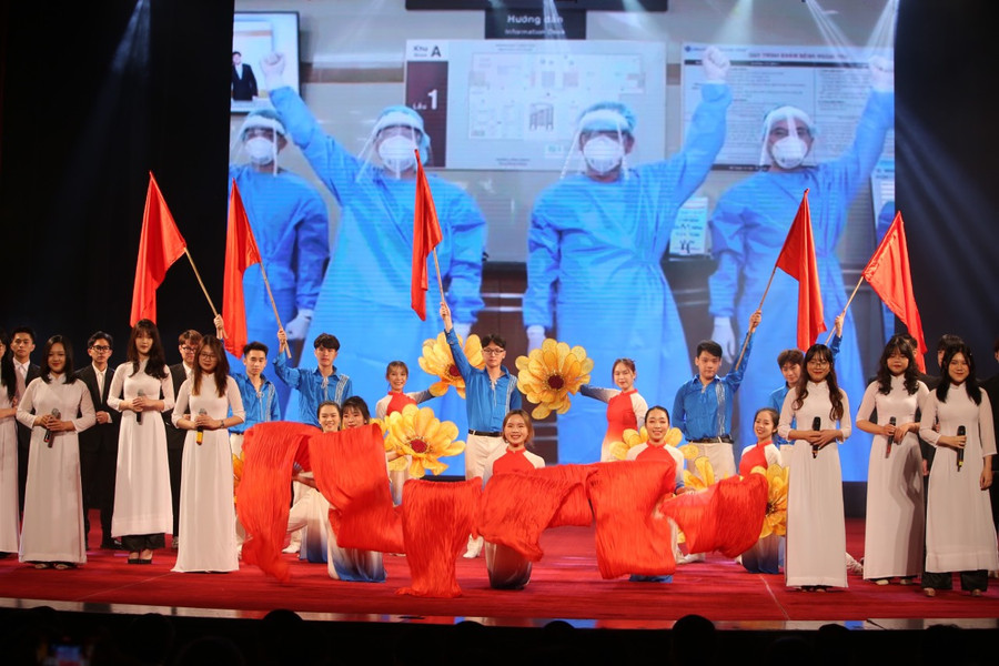 Một tiết mục văn nghệ của những người được điều trị khỏi Covid-19 tri ân các y bác sĩ. Ảnh: Đăng Hải