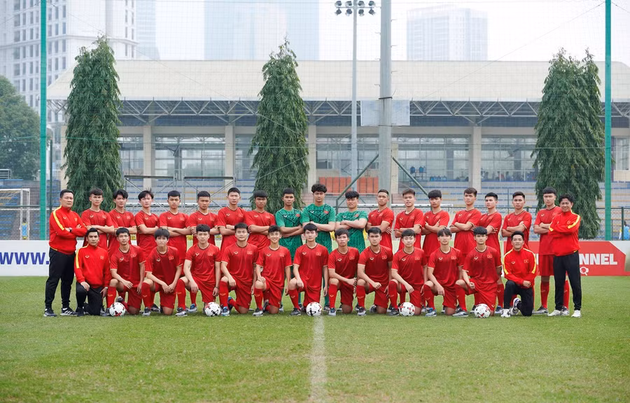 U17 Việt Nam dưới sự dẫn dắt của huấn luyện viên Hoàng Anh Tuấn.