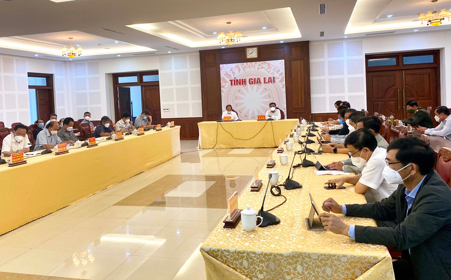 Dự Hội nghị tại điểm cầu Gia Lai có các đồng chí_ Hồ Văn Niên-Ủy viên Ban Chấp hành Trung ương Đảng, Bí thư Tỉnh ủy, Chủ tịch HĐND tỉnh_ Võ Ngọc Thành- Phó Bí thư Tỉnh ủy, Chủ tịch UBND tỉnh (1)