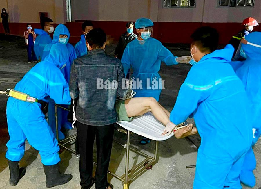 Cuộc giải cứu đã thành công, cả bệnh nhân và lực lượng cứu hộ đều an toàn.  Cuộc giải cứu đã thành công, cả bệnh nhân và lực lượng cứu hộ đều an toàn.