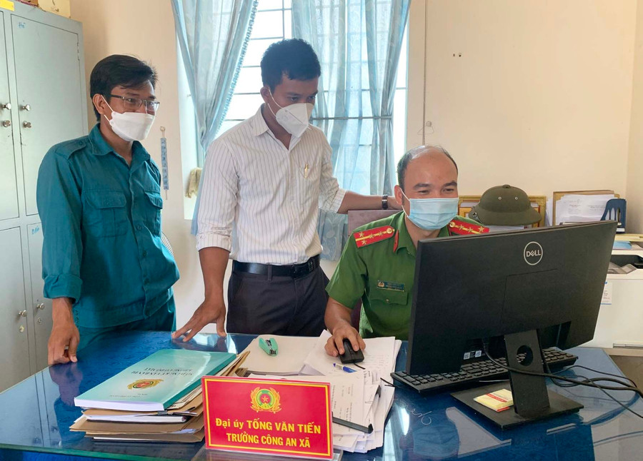 Công an xã Ia Ake (huyện Phú Thiện) thường xuyên theo dõi để nắm bắt thông tin người dân phản ánh trên trang mạng Facebook của đơn vị. Ảnh: R’Ô HOK