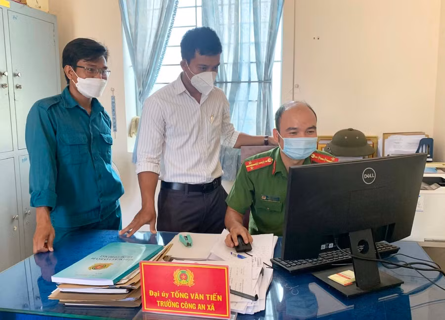 Công an xã Ia Ake (huyện Phú Thiện) thường xuyên theo dõi để nắm bắt thông tin người dân phản ánh trên trang mạng Facebook của đơn vị. Ảnh: R’Ô HOK