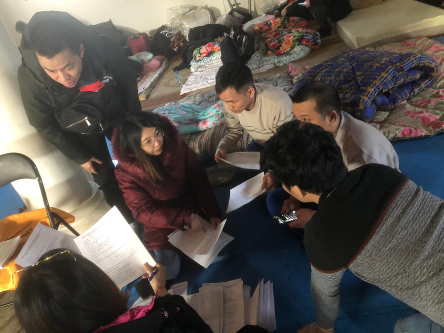 Các bạn trẻ ở Ba Lan tập hợp hàng cứu trợ gửi cho người dân. Ảnh: BTC