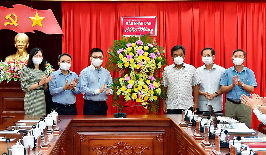 Đoàn công tác của Báo Nhân Dân tặng hoa chúc mừng Tỉnh ủy Gia Lai nhân kỷ niệm 47 năm Giải phóng tỉnh Gia Lai (17-3). Ảnh: Đức Thụy Đoàn công tác của Báo Nhân Dân tặng hoa chúc mừng Tỉnh ủy Gia Lai nhân kỷ niệm 47 năm Giải phóng tỉnh Gia Lai (17-3)