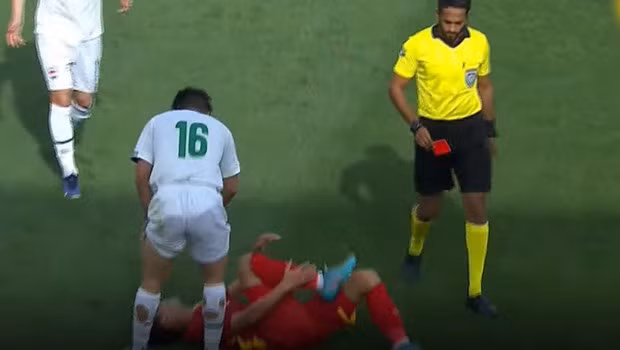 Trọng tài rút thẻ đỏ nhưng sau đó thay đổi quyết định, chỉ phạt thẻ vàng cảnh cáo. Ảnh: Chụp màn hình