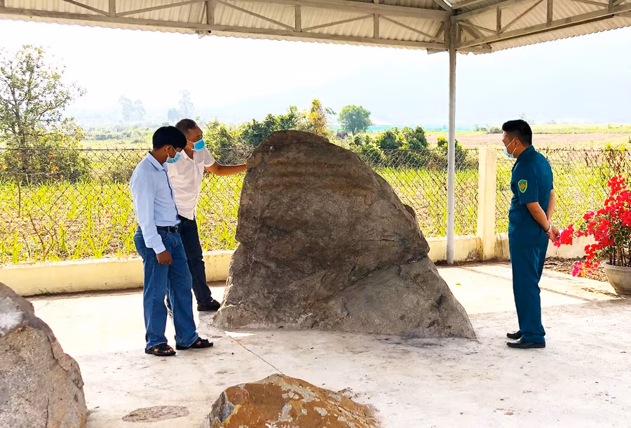  Bia Chăm Tư Lương nằm giữa cánh đồng (thôn Tư Lương, xã Tân An, huyện Đak Pơ, tỉnh Gia Lai). Ảnh: Ngọc Minh.