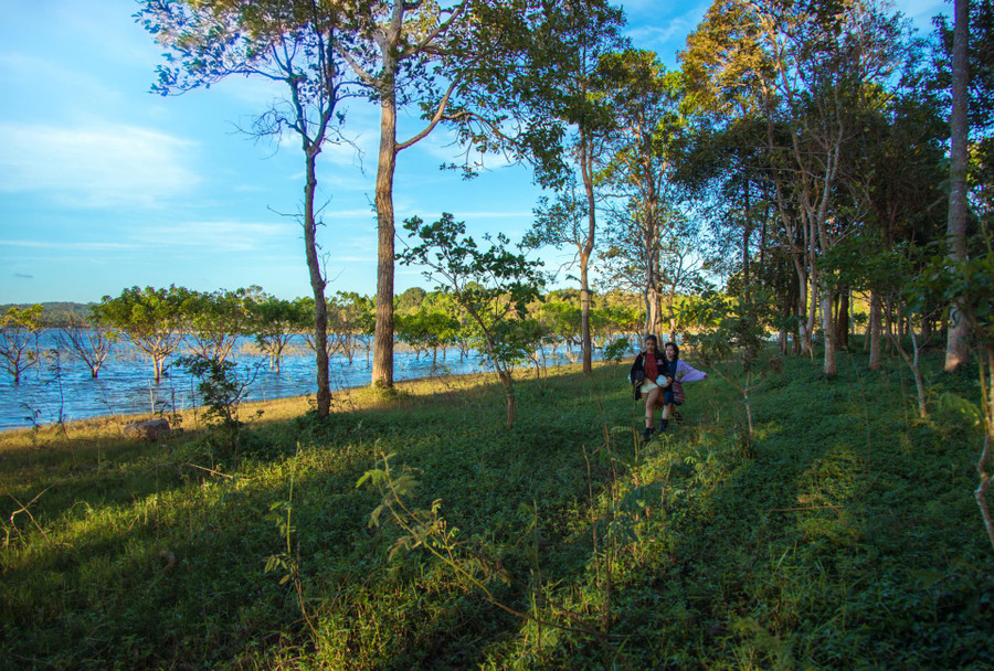  Các bạn trẻ thích thú khám phá, 