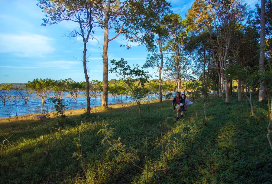  Các bạn trẻ thích thú khám phá, 
