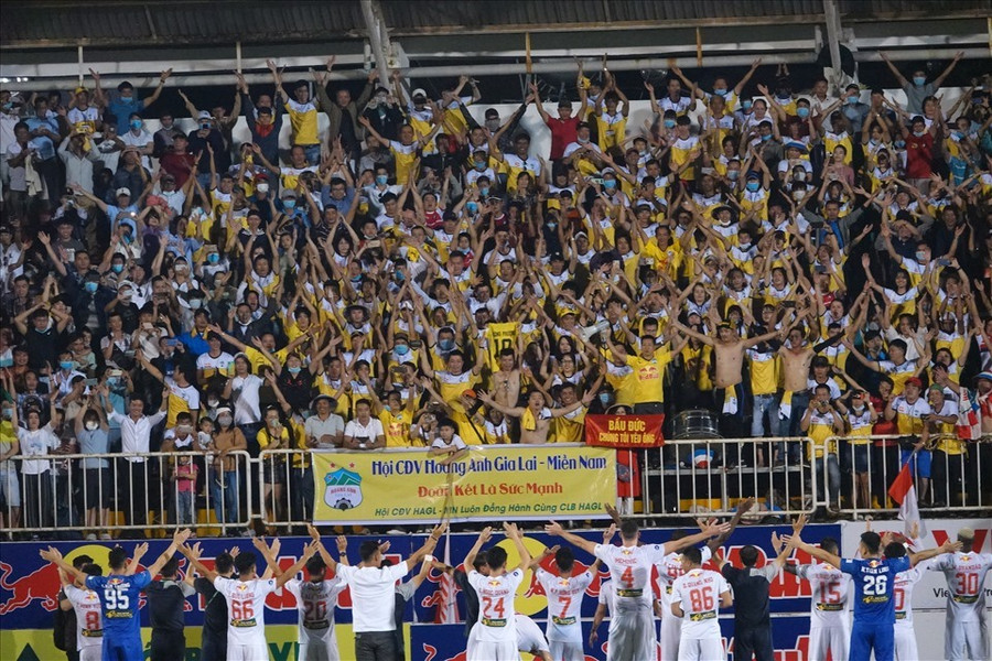 Hội cổ động viên Hoàng Anh Gia Lai - Miền Nam rất đông và cuồng nhiệt. Ảnh: Nguyễn Đăng 