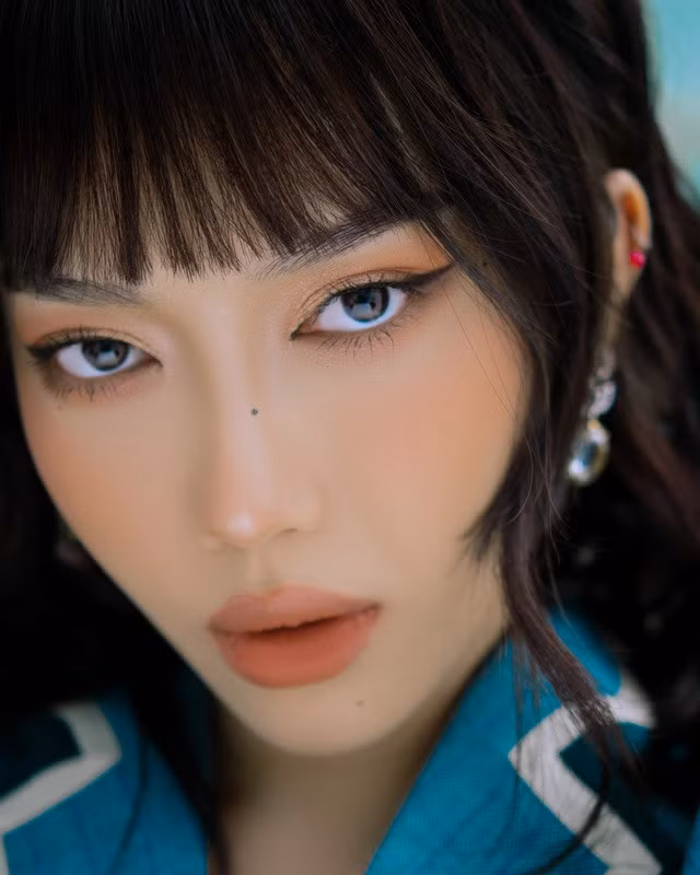 “Hay như bộ phim điện ảnh kế tiếp Bóng đè, tôi còn đau đầu và áp lức hơn so với vai Linh Đan. Đó là một vai bác sĩ tâm lý không có bất cứ cảnh hài nào. Đây chắc chắn là vai diễn lạ nhất của tôi từ trước đến nay. Kỳ vọng khán giả sẽ đón nhận những vai diễn đa dạng như thế của tôi ở tương lai” - nữ diễn viên chia sẻ.