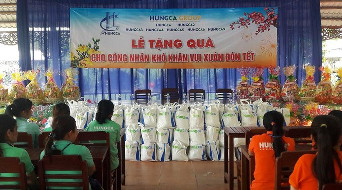 Công ty TNHH Hùng Cá tặng quà Tết cho người lao động