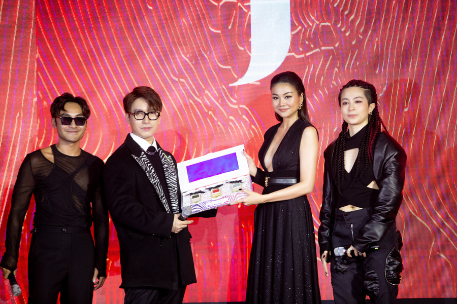 Thanh Hằng nhận món quà đặc biệt từ Gil Lê và Kye Nguyễn - hộp quà nước hoa công nghệ với 3 mùi hương và chiếc hộp độc đáo duy nhất được cẩn đá lấp lánh.