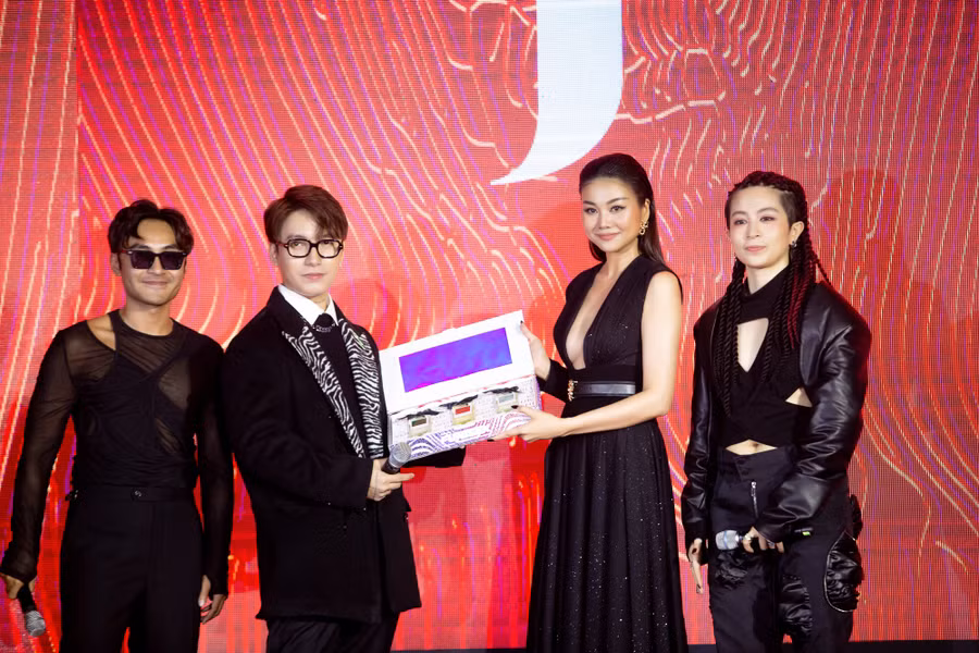 Thanh Hằng nhận món quà đặc biệt từ Gil Lê và Kye Nguyễn - hộp quà nước hoa công nghệ với 3 mùi hương và chiếc hộp độc đáo duy nhất được cẩn đá lấp lánh.