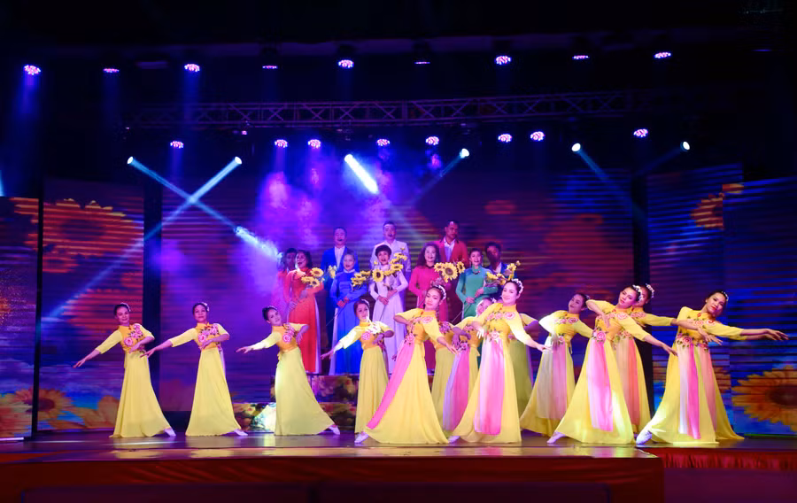 Một tiết mục biểu diễn nghệ thuật của tập thể diễn viên Nhà hát Ca múac nhạc tổng hợp Đam San