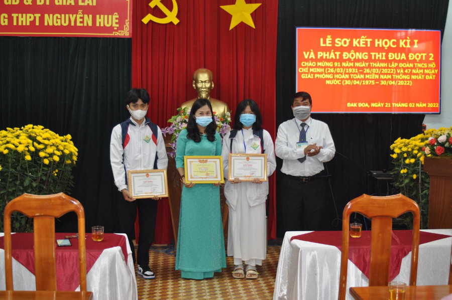 Nhóm tác giả dự án “Tái chế rác thải điện tử thành Ampli đèn” nhận giấy khen của Giám đốc Sở Giáo dục và Đào tạo vì đạt giải tại Cuộc thi khoa học kỹ thuật cấp tỉnh học sinh trung học năm học 2021-2022. Ảnh: Thủy Bình