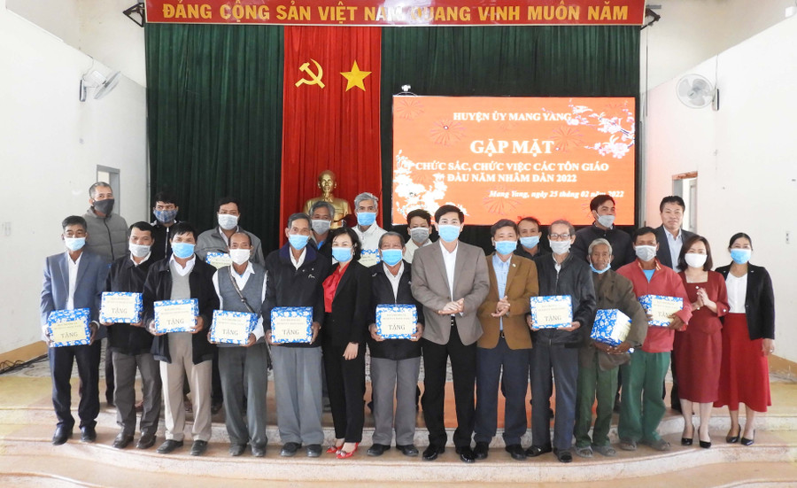 Huyện ủy Mang Yang tổ chức gặp mặt đại biểu chức sắc, chức việc các tôn giáo. Ảnh: Thanh Nhật