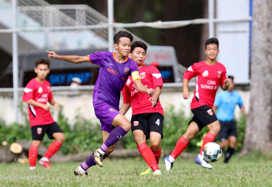 Bùi Vỹ Hào một mình vượt qua 2, 3 hậu vệ Long An. Ảnh: Khả Hòa