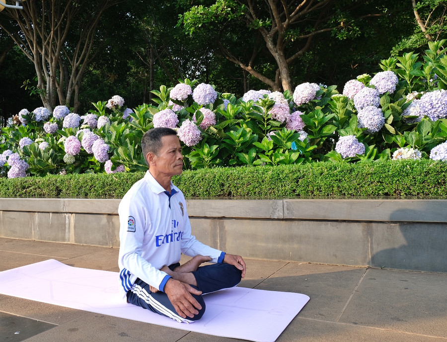 Ngoài chạy bộ, lão nông Lê Văn Hà còn tập yoga hàng ngày để tăng cường sự dẻo dai. Ảnh: Minh Châu