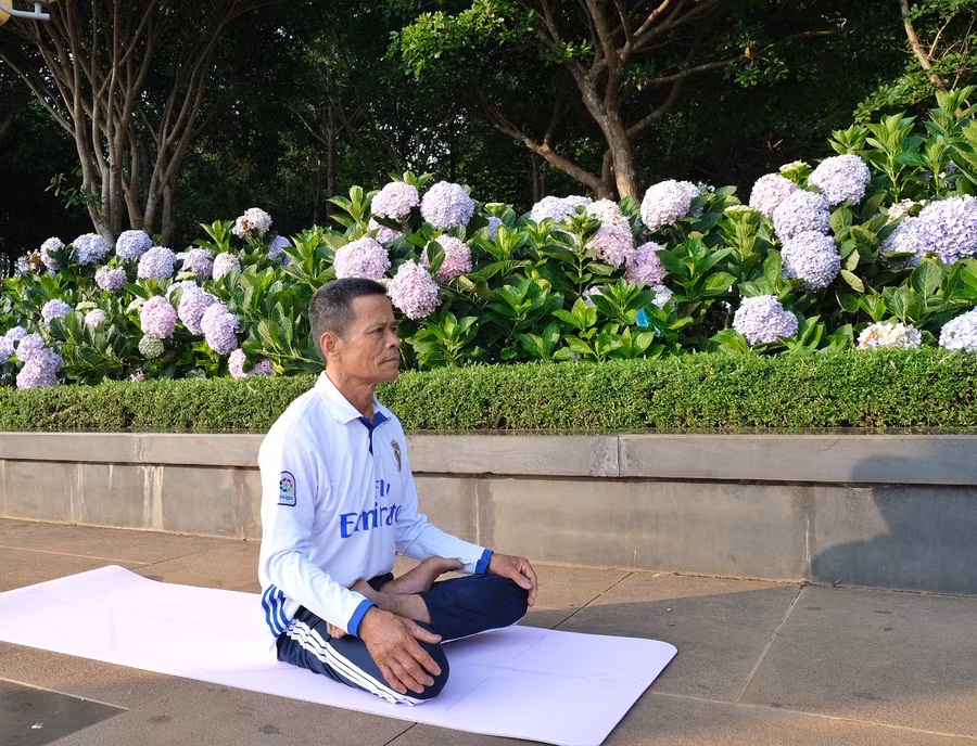 Ngoài chạy bộ, lão nông Lê Văn Hà còn tập yoga hàng ngày để tăng cường sự dẻo dai. Ảnh: Minh Châu